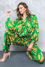 Load image into Gallery viewer, A printed woven top - IT12644: GREEN GOLD / SMALL