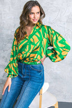 Load image into Gallery viewer, A printed woven top - IT12644: GREEN GOLD / MEDIUM