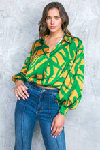 Load image into Gallery viewer, A printed woven top - IT12644: GREEN GOLD / SMALL