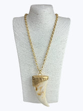Load image into Gallery viewer, Resin Horn Necklace
