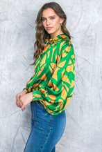 Load image into Gallery viewer, A printed woven top - IT12644: GREEN GOLD / SMALL