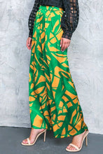 Load image into Gallery viewer, A printed woven pant - IP8068: GREEN GOLD / MEDIUM